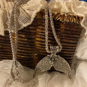 Silver tone Mermaid Tail necklace!